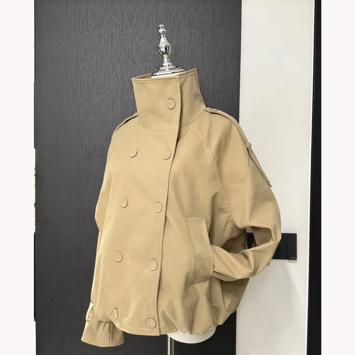 Chaqueta corta tipo trench Natalie con cuello alto