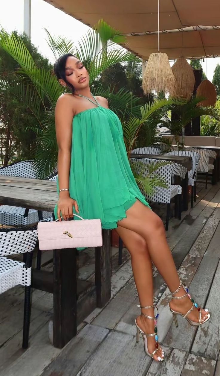 Yasmin vestido mini halter con espalda descubierta