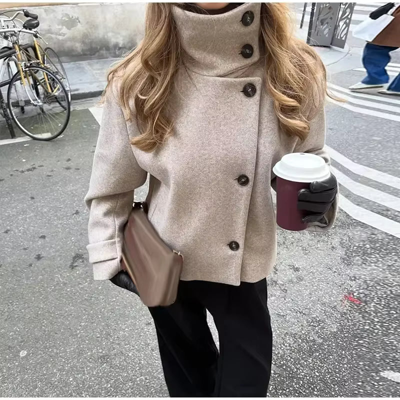 Chaqueta Alice con cuello alto y bolsillos
