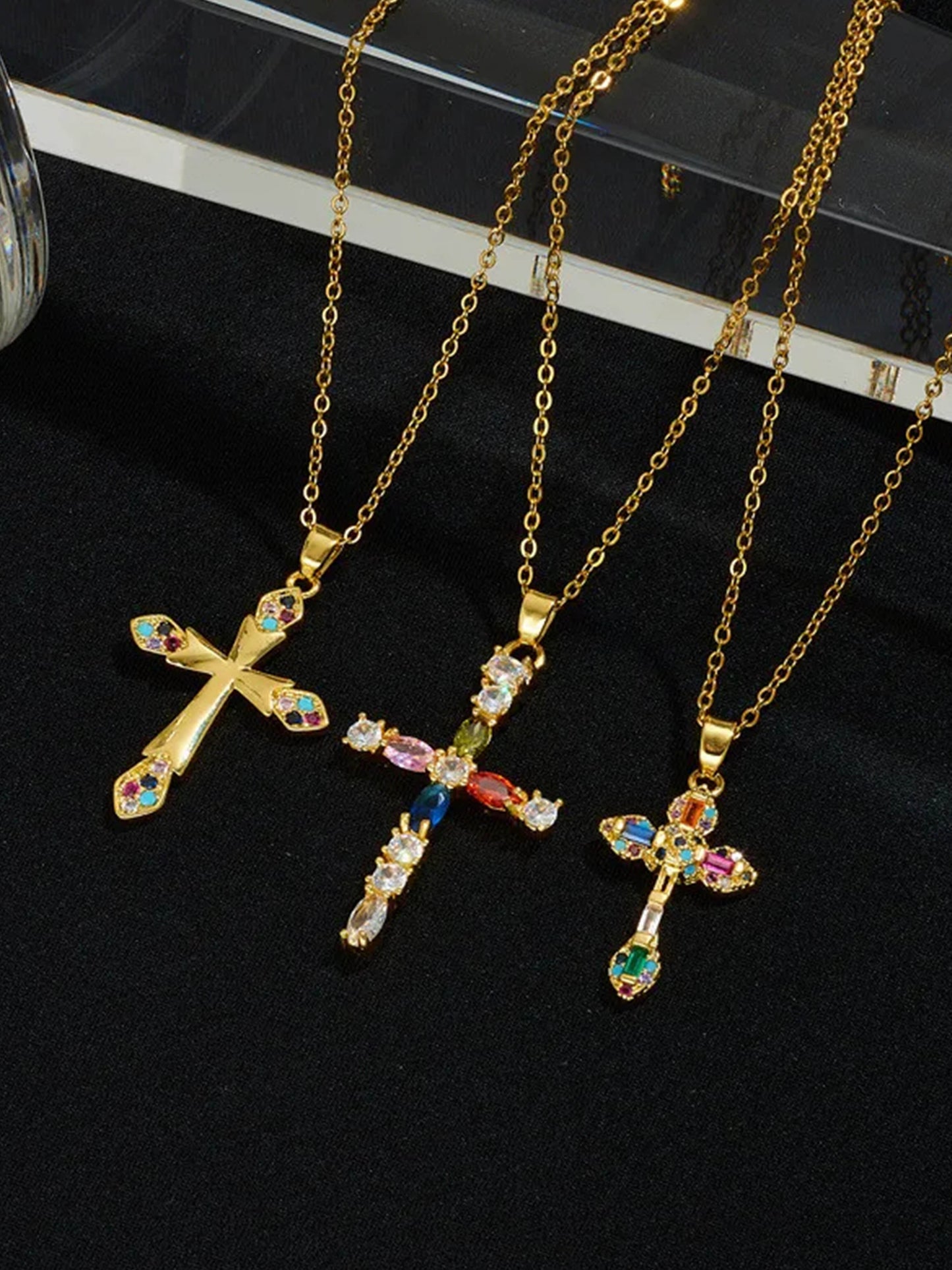 Collar con colgante de cruz de circonita Lucy