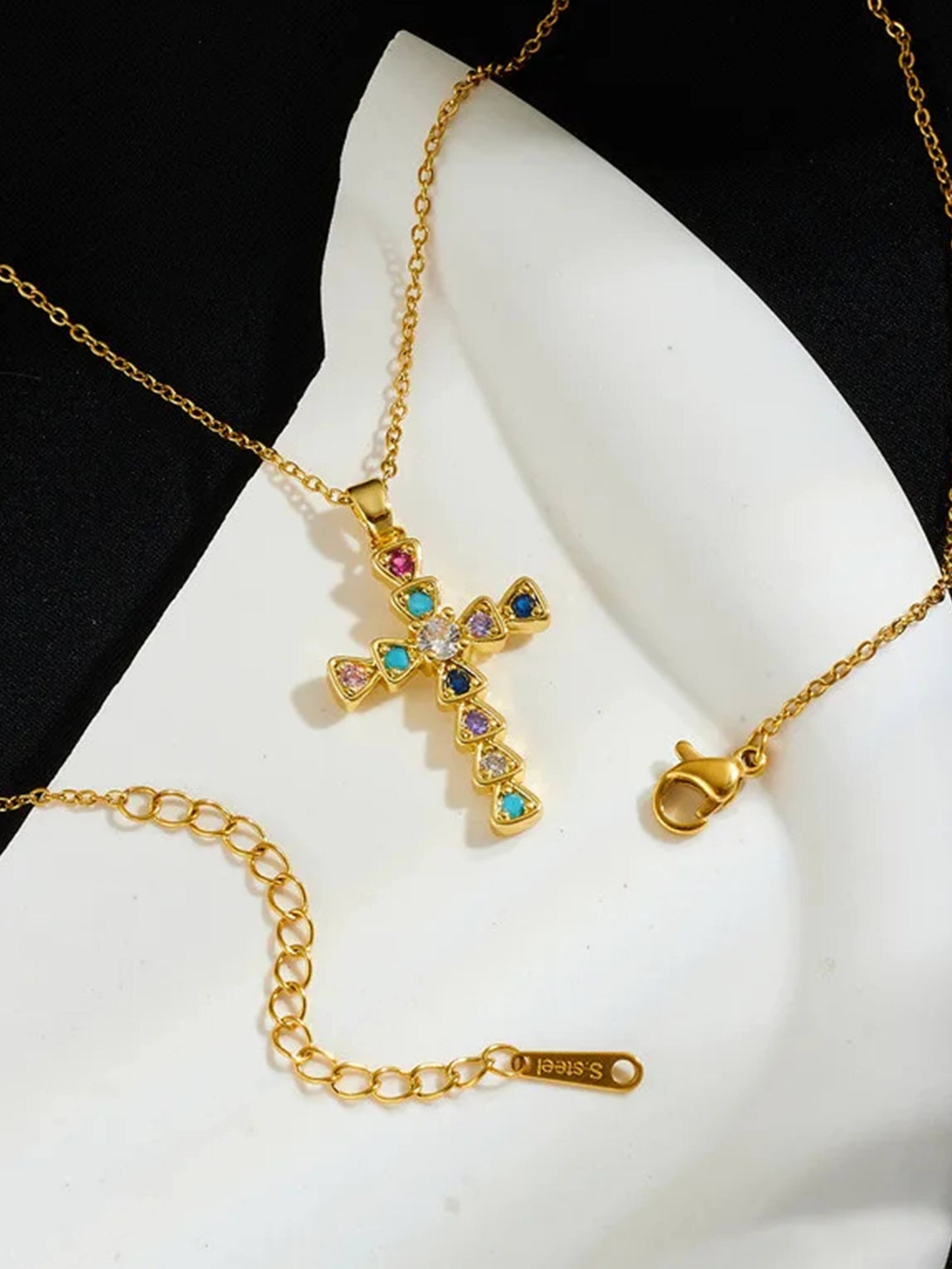 Collar con colgante de cruz de circonita Lucy