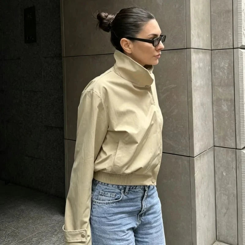Chaqueta Carla con Cremallera y Cuello Alto