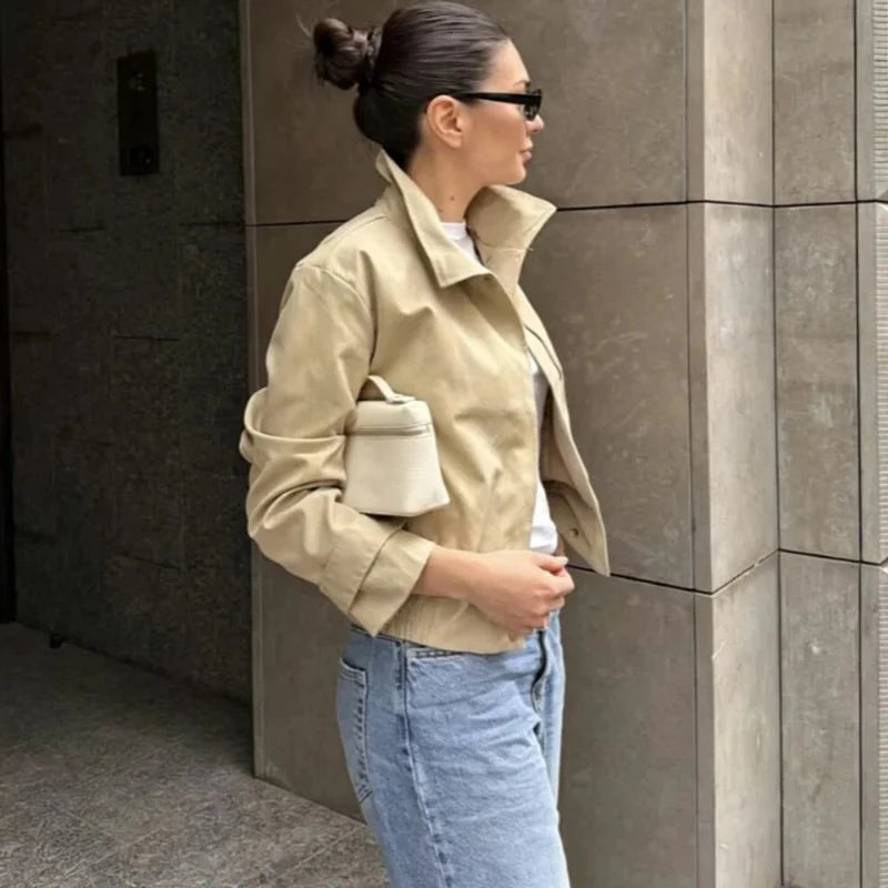 Chaqueta Carla con Cremallera y Cuello Alto