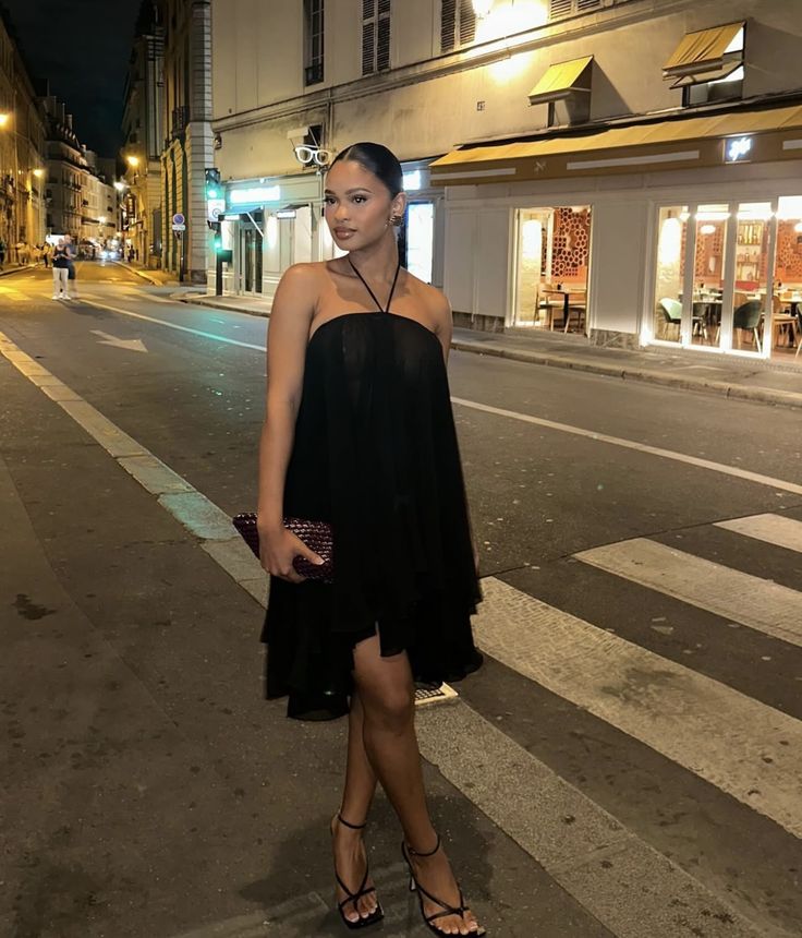 Yasmin vestido mini halter con espalda descubierta