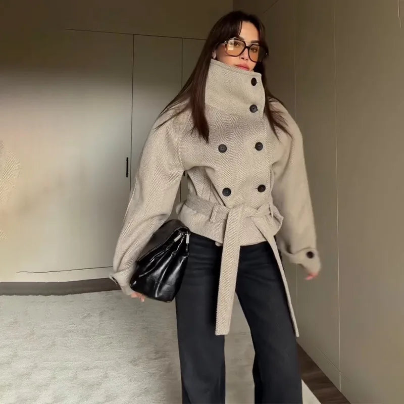 Abrigo Olivia con cinturón y cuello alto