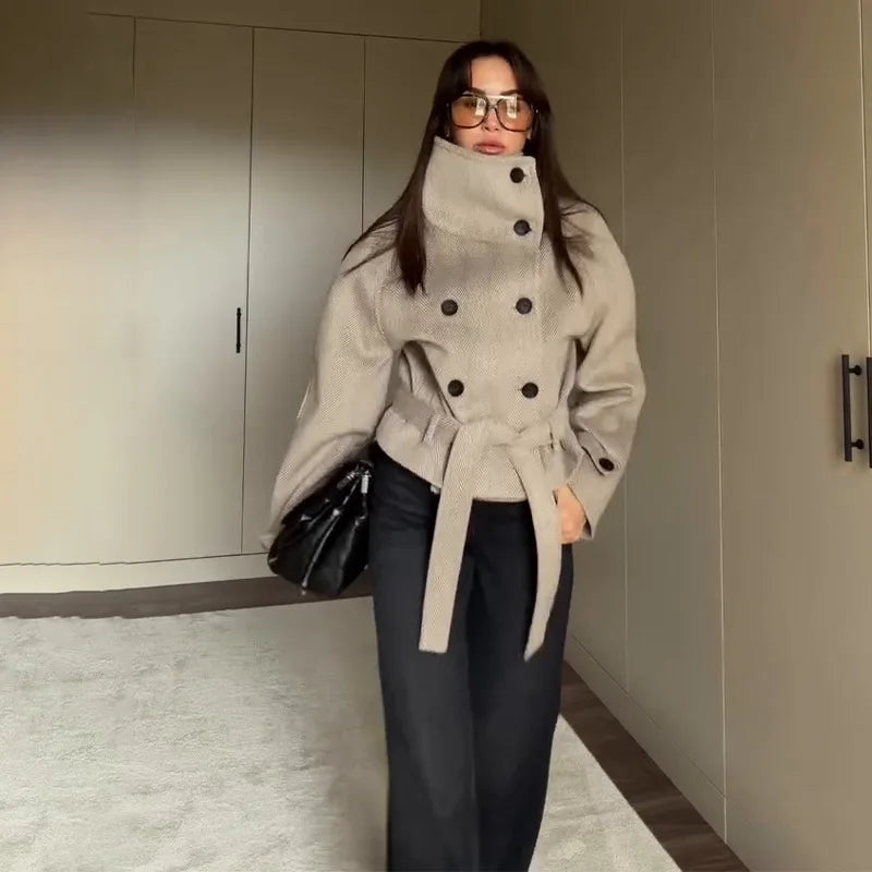 Abrigo Olivia con cinturón y cuello alto