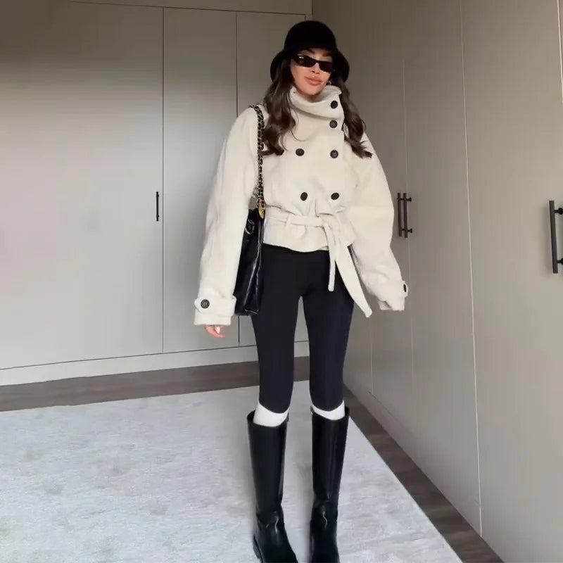 Abrigo Olivia con cinturón y cuello alto
