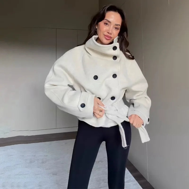 Abrigo Olivia con cinturón y cuello alto