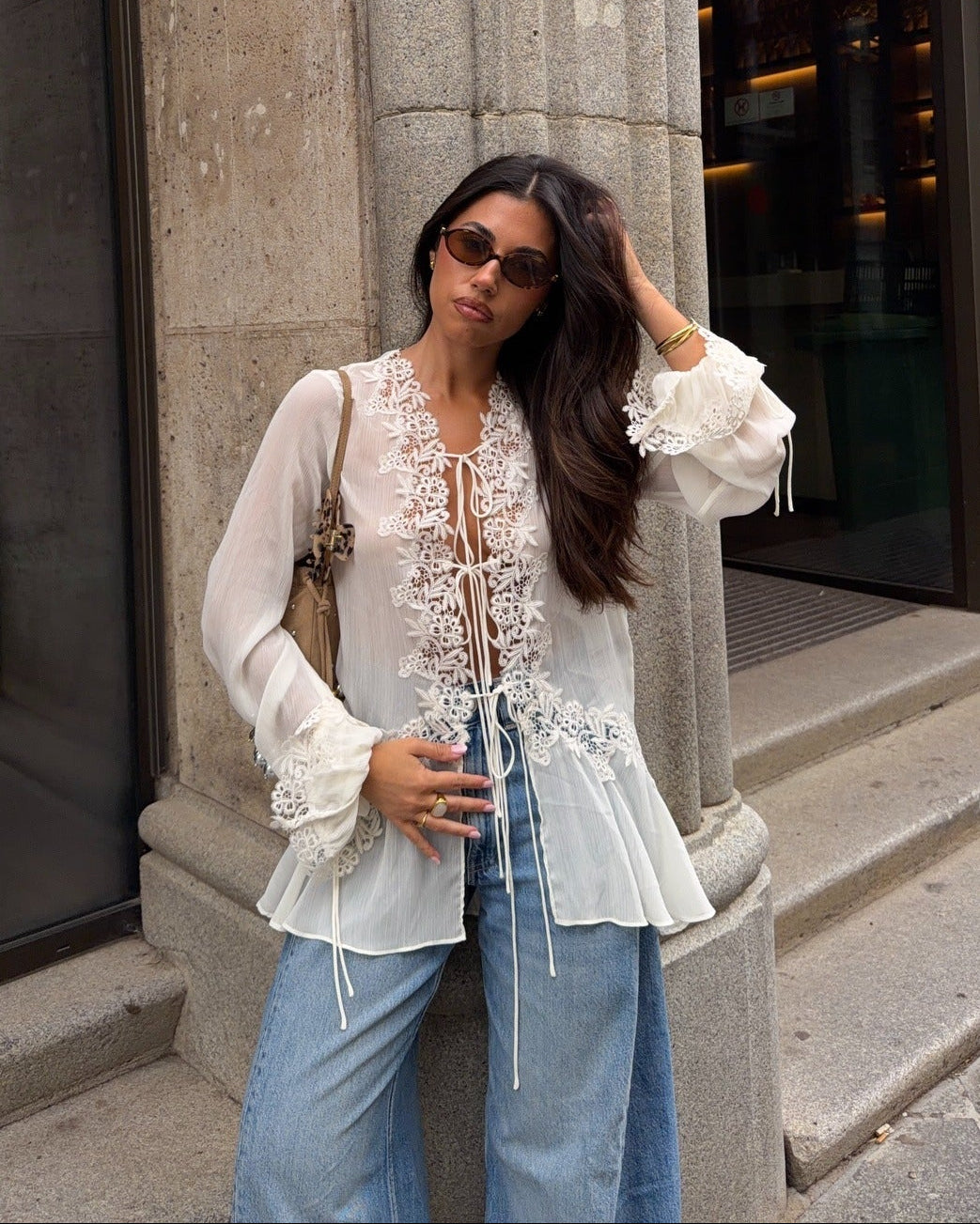 Top Halle con lazo frontal y aplicaciones de encaje