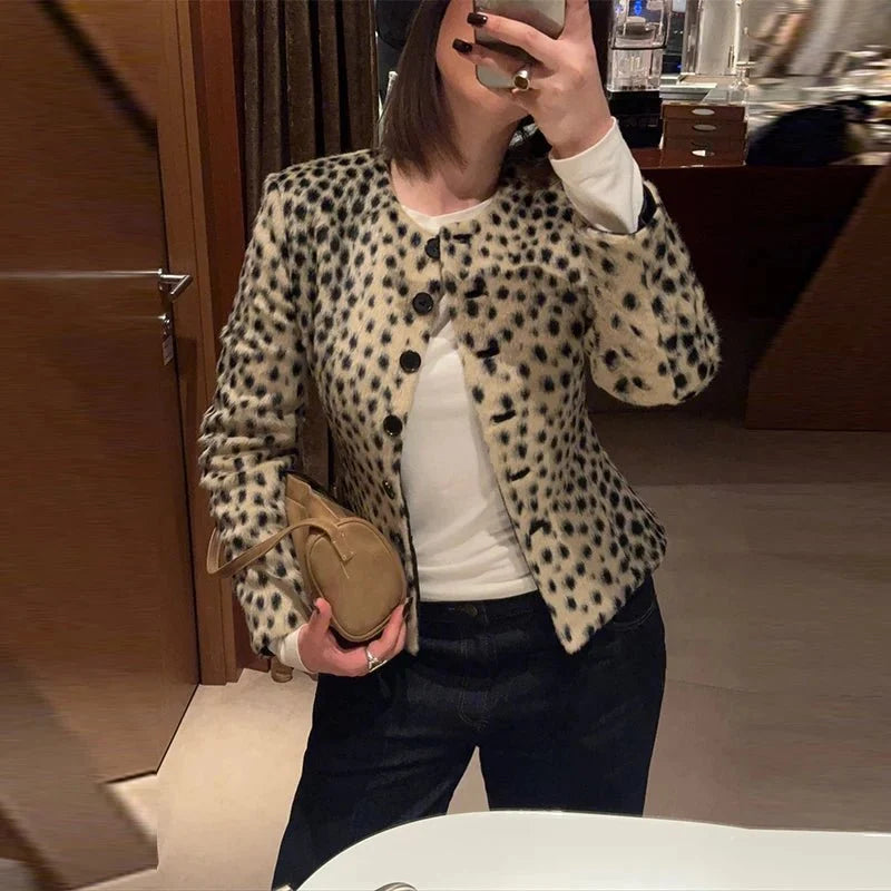 Chaqueta corta de pelo sintético con estampado de leopardo Katie