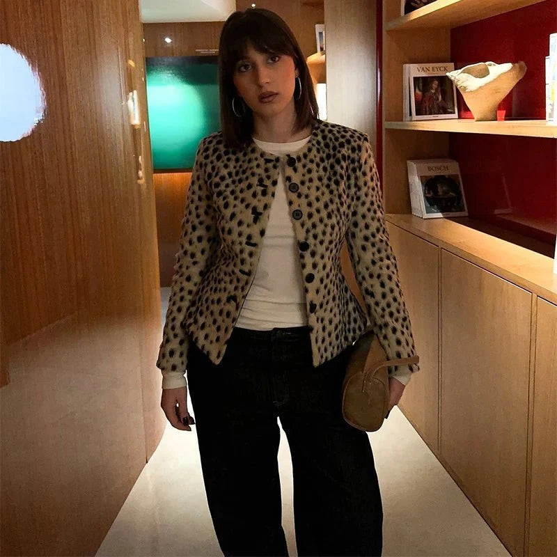 Chaqueta corta de pelo sintético con estampado de leopardo Katie
