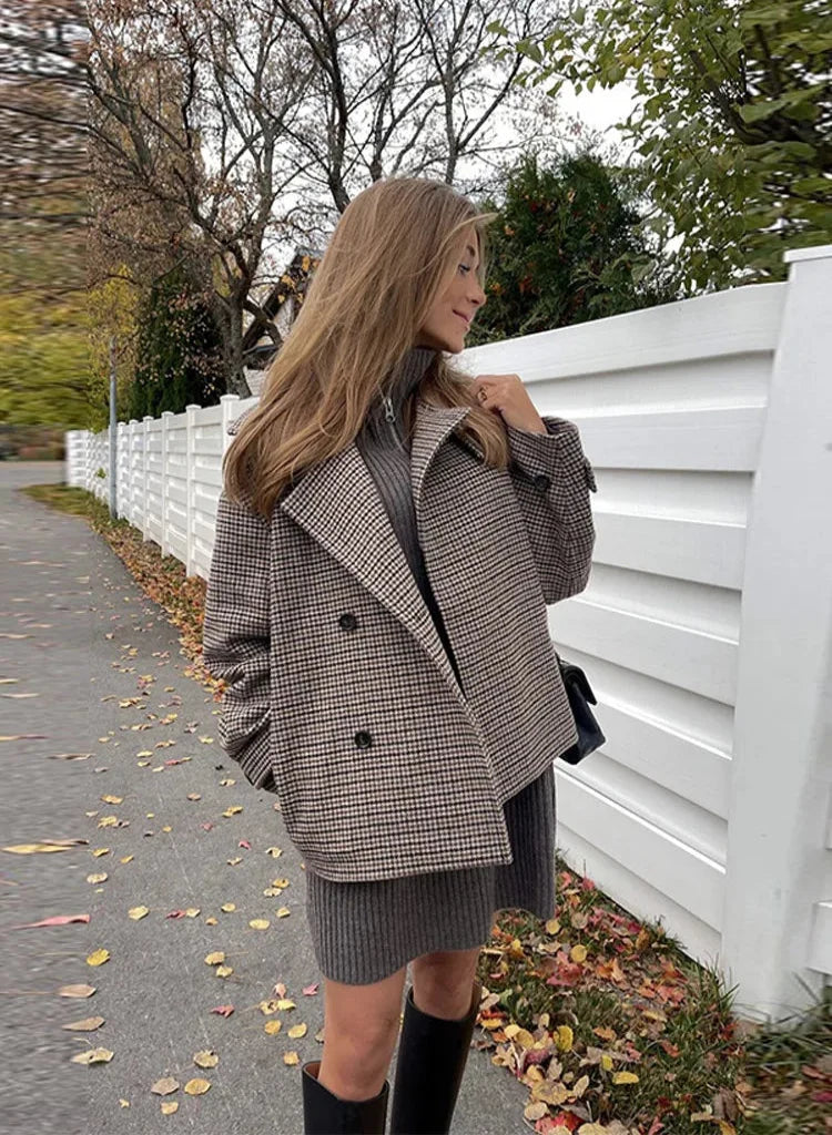 Chaqueta Emilia de pata de gallo con botones y cuello alto