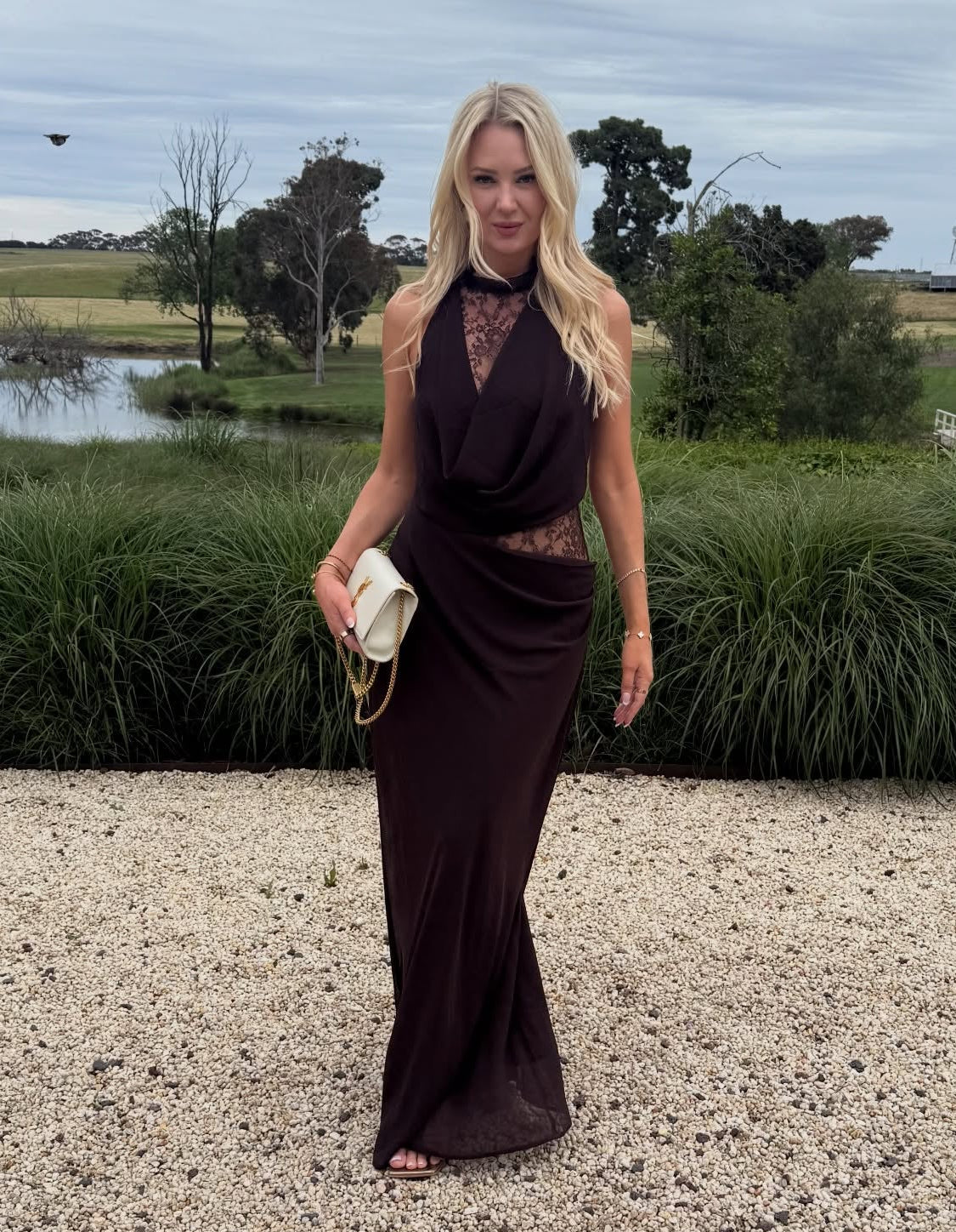 Vestido maxi Sienna de encaje con cuello halter