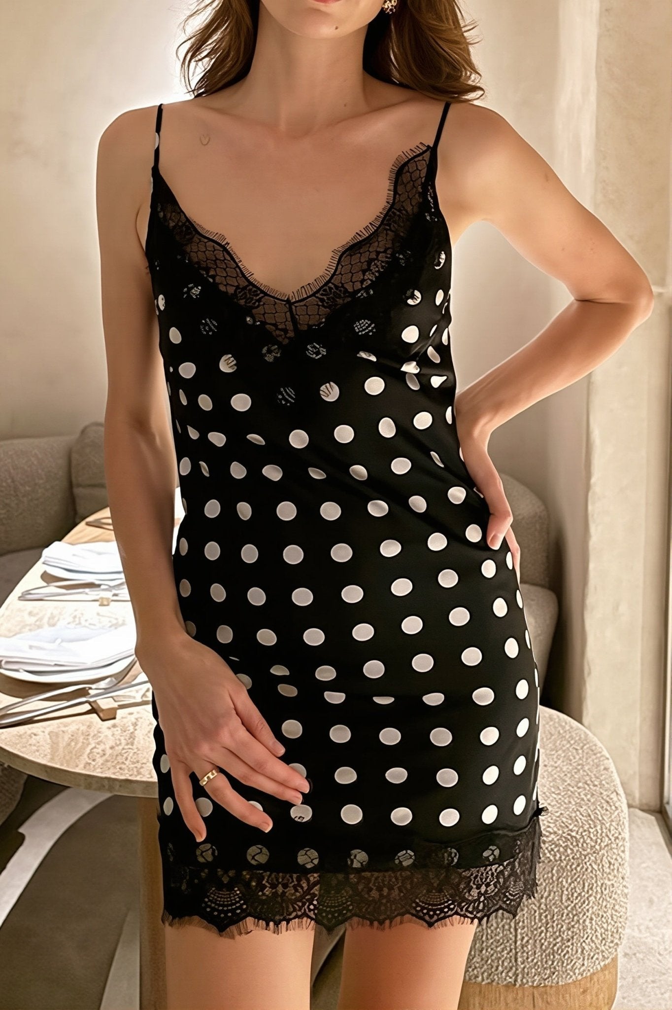 Vestido Katie de encaje con lunares y tirantes