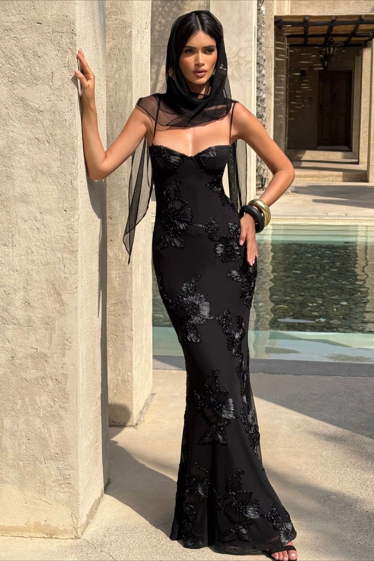 Vestido de noche Scarlett con apliques y lazo en la espalda