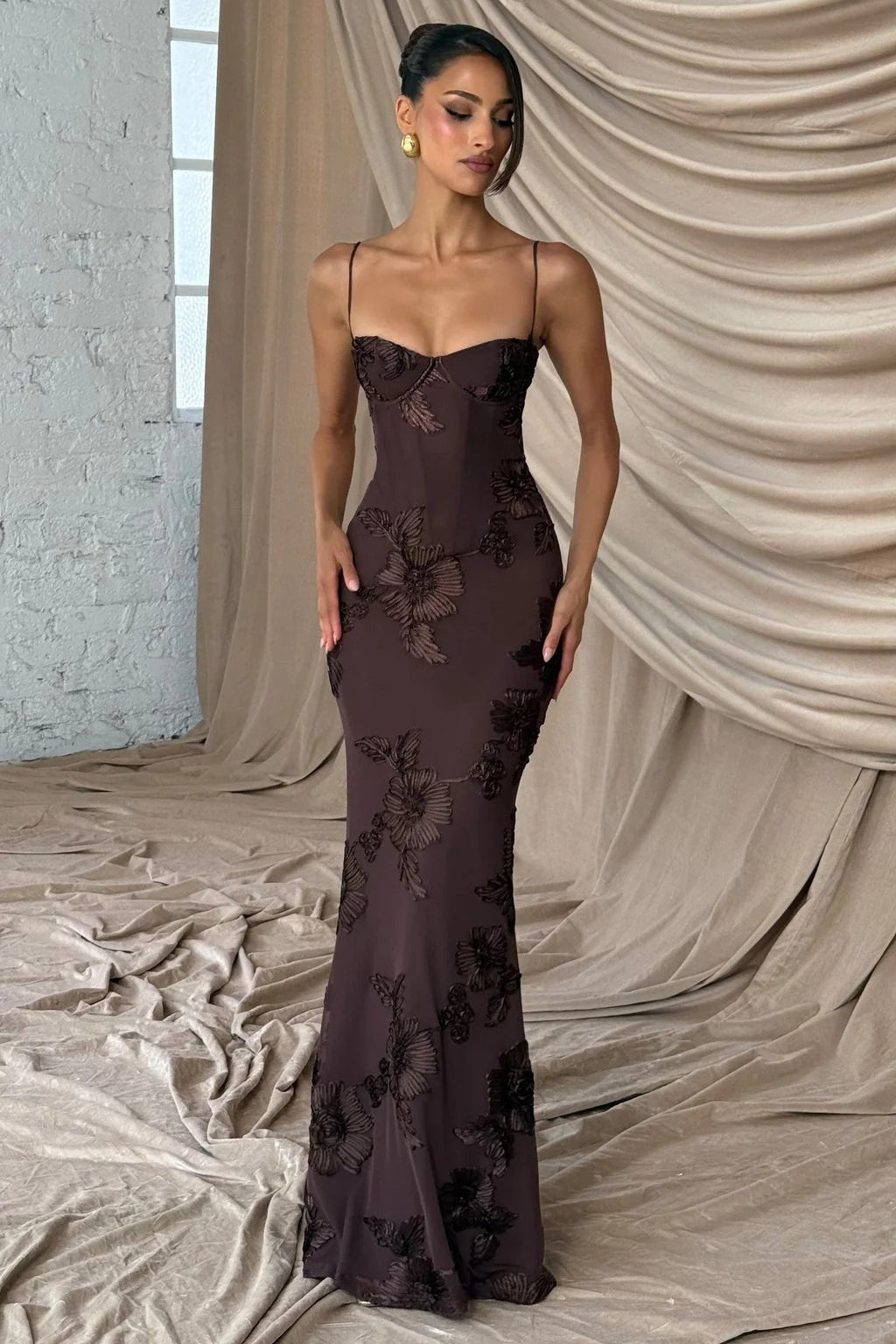 Vestido de noche Scarlett con apliques y lazo en la espalda