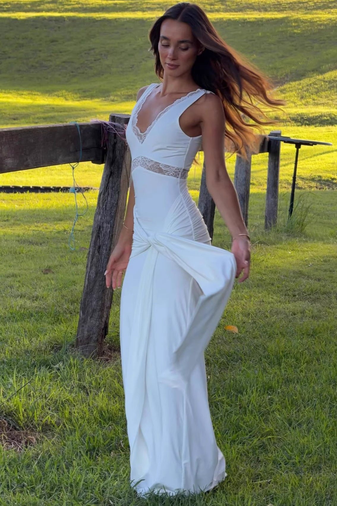 Vestido maxi Ilaria con paneles de encaje y tirantes para anudar