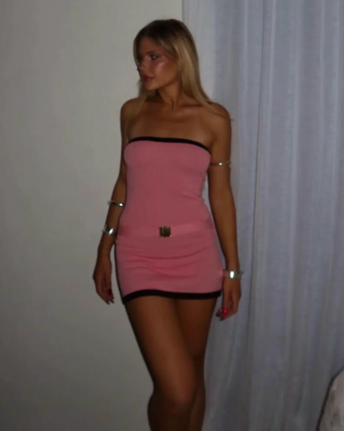 Meredith vestido mini de punto sin tirantes con detalle de hebilla