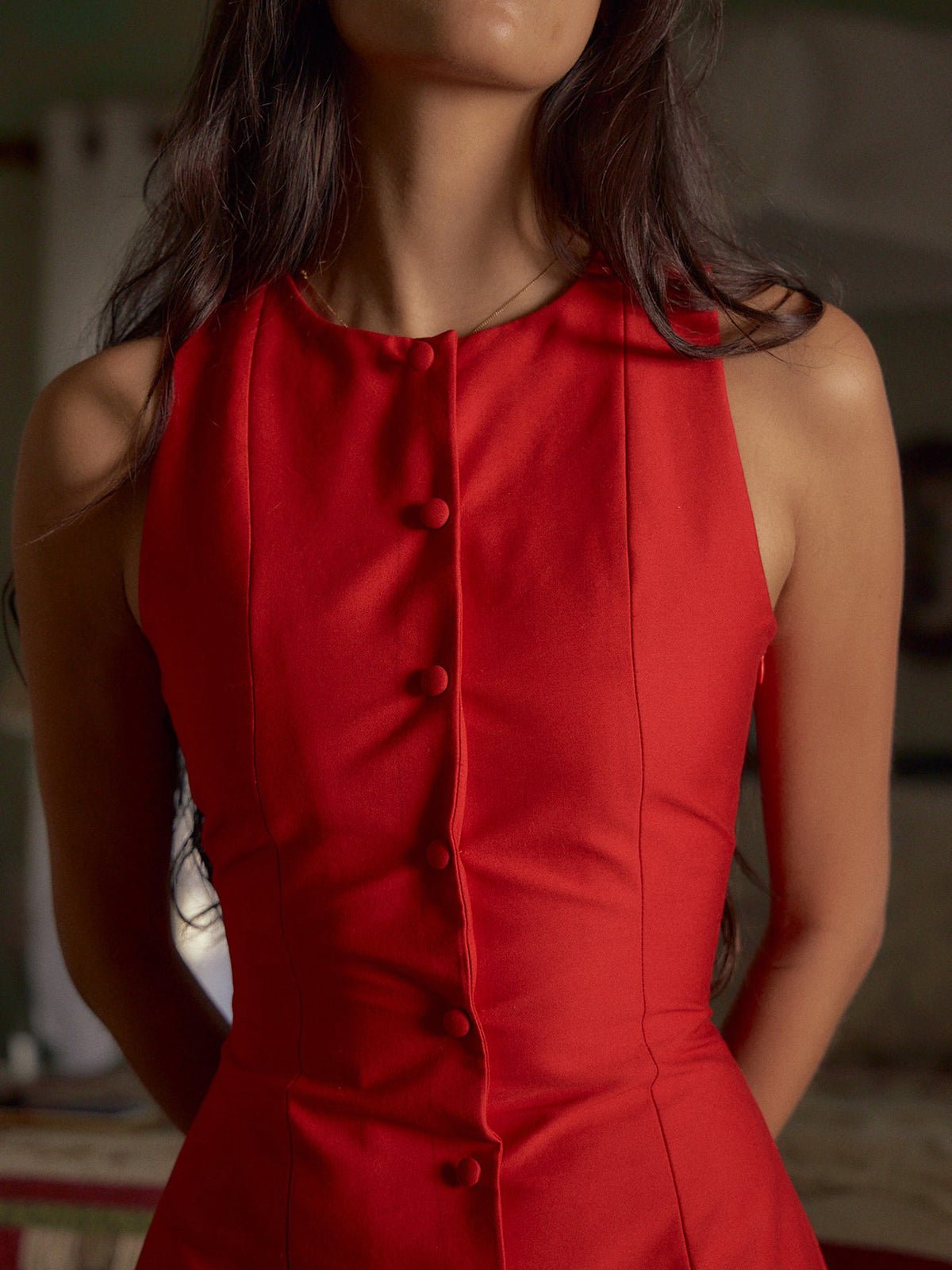 Vestido mini sin mangas Astra con botones delante