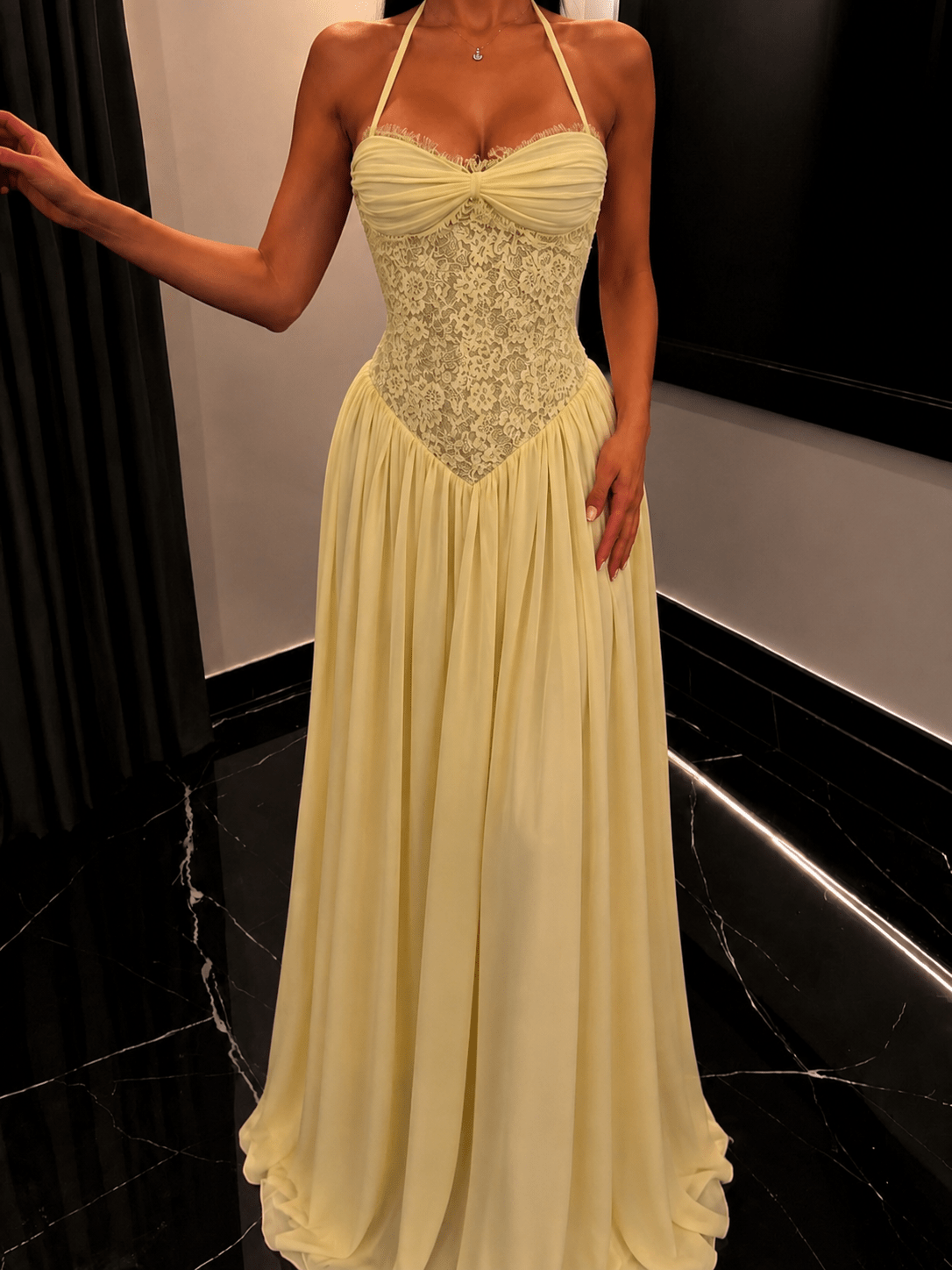 Erica vestido maxi con corsé y cuello halter