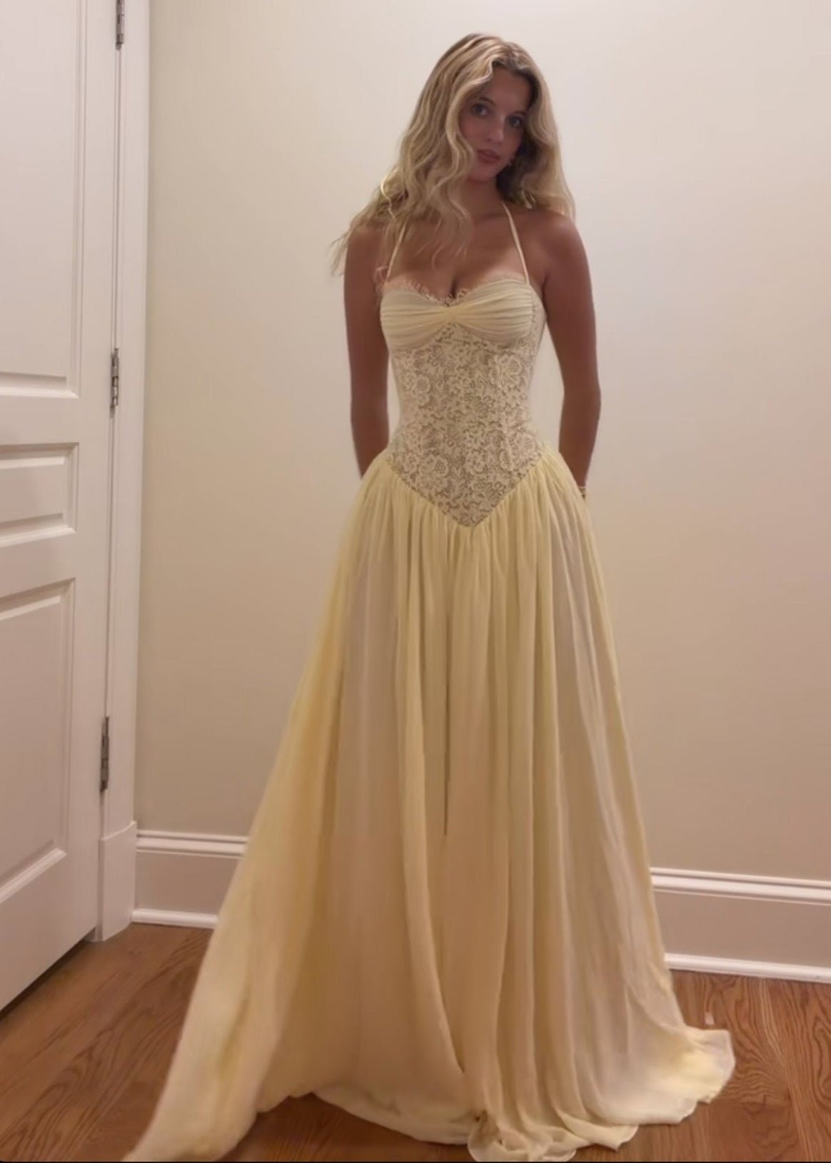 Erica vestido maxi con corsé y cuello halter