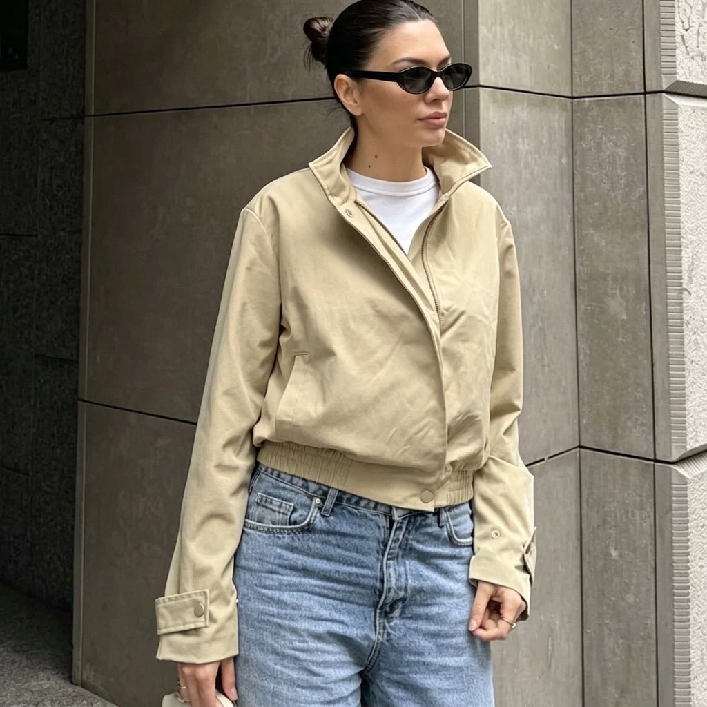 Chaqueta Carla con Cremallera y Cuello Alto