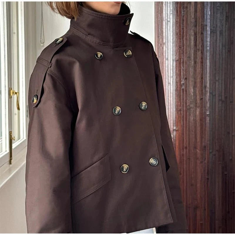 Gabardina corta Brynn con cuello alto