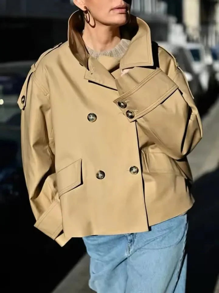 Gabardina corta Brynn con cuello alto