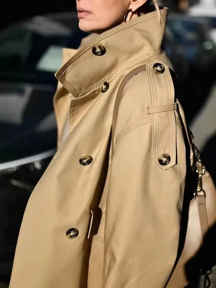 Gabardina corta Brynn con cuello alto