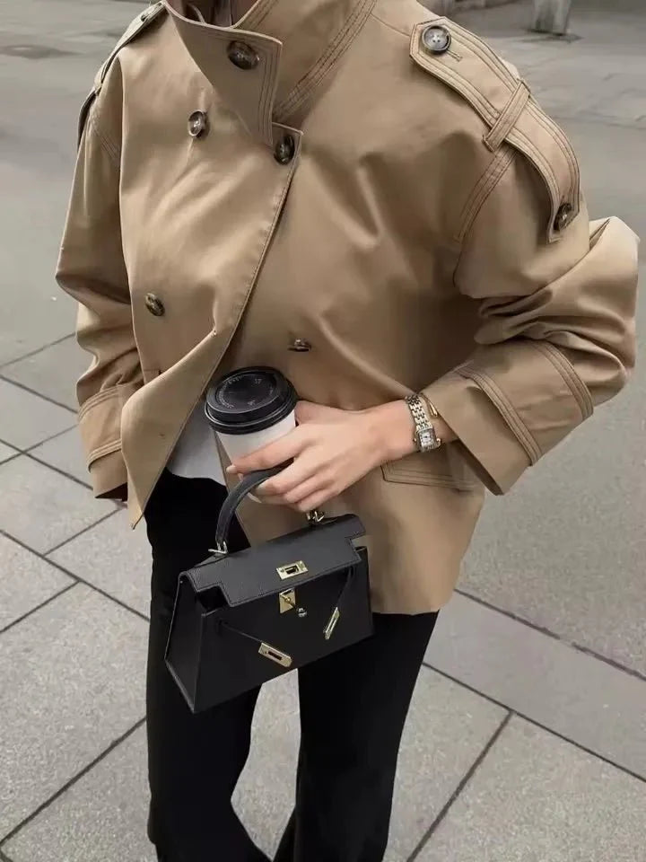 Gabardina corta Brynn con cuello alto