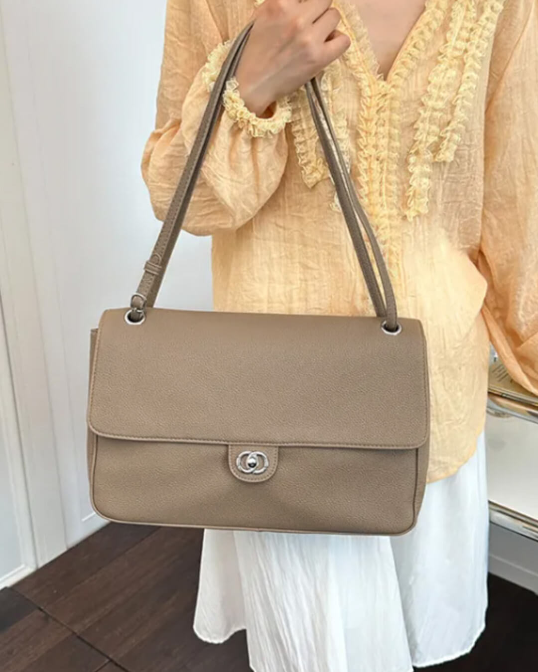 Bolso bandolera Emma con solapa y hebilla