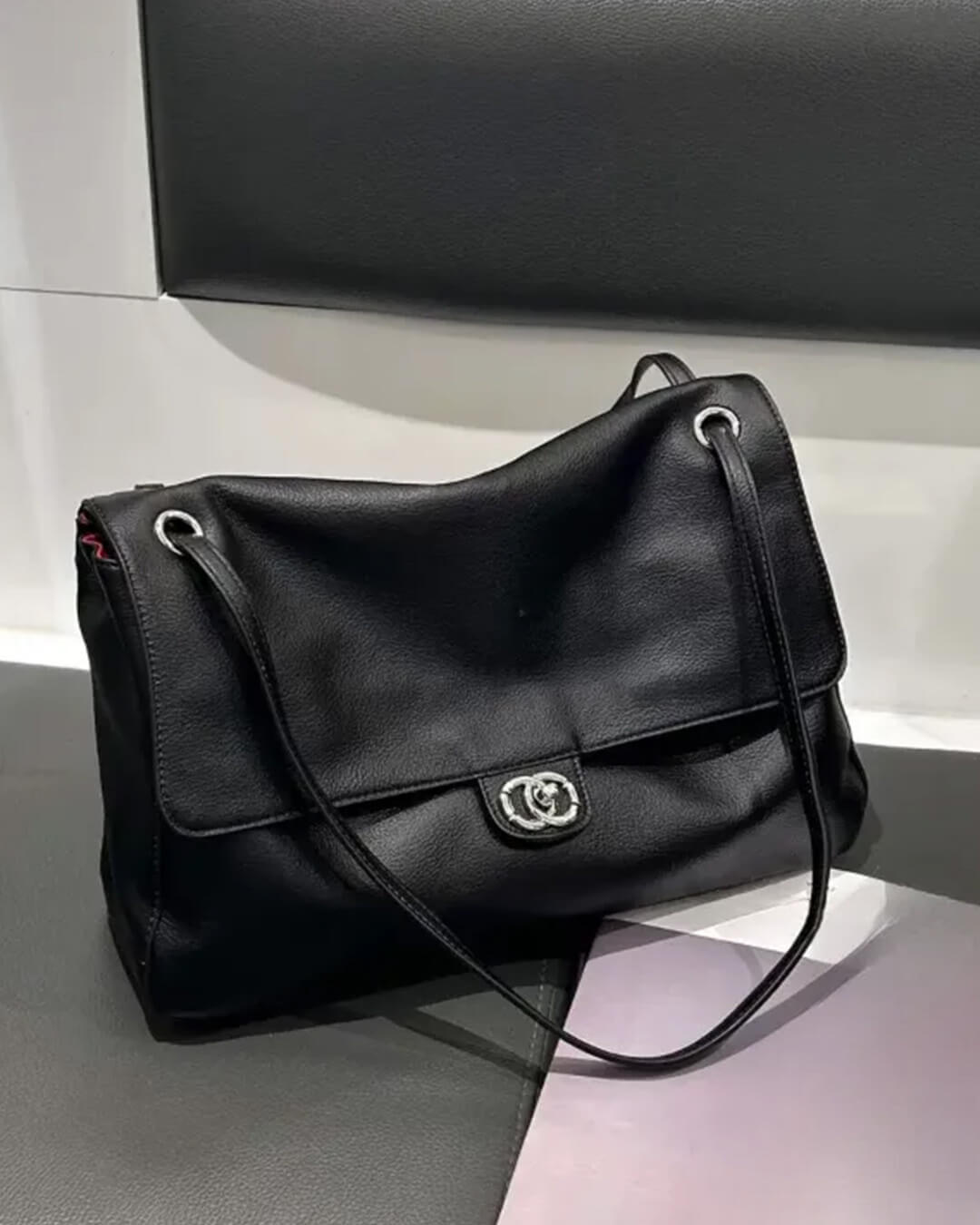Bolso bandolera Emma con solapa y hebilla