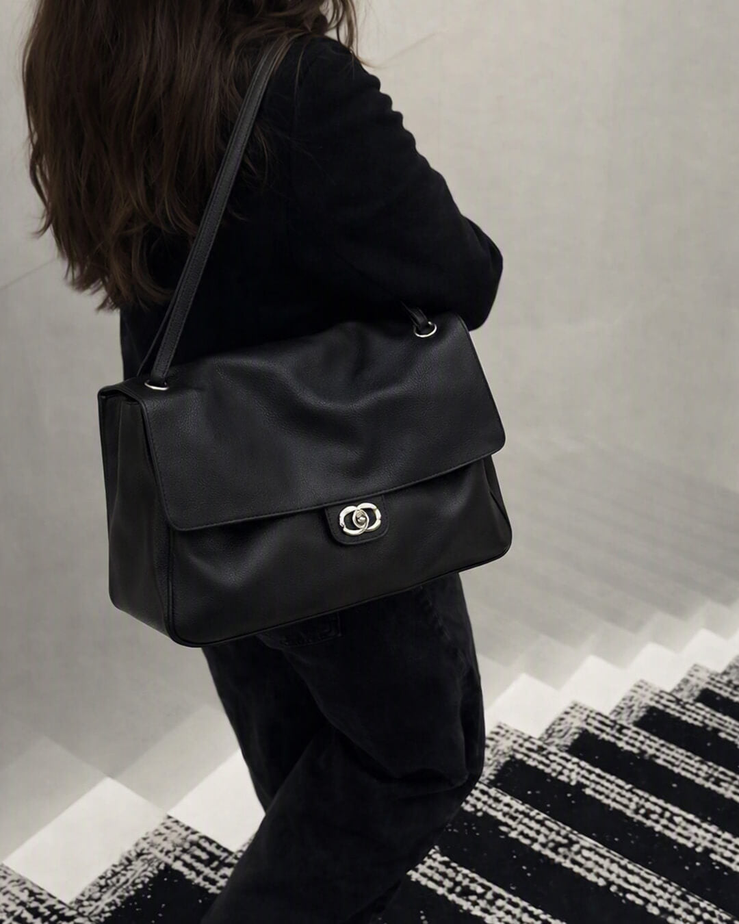 Bolso bandolera Emma con solapa y hebilla