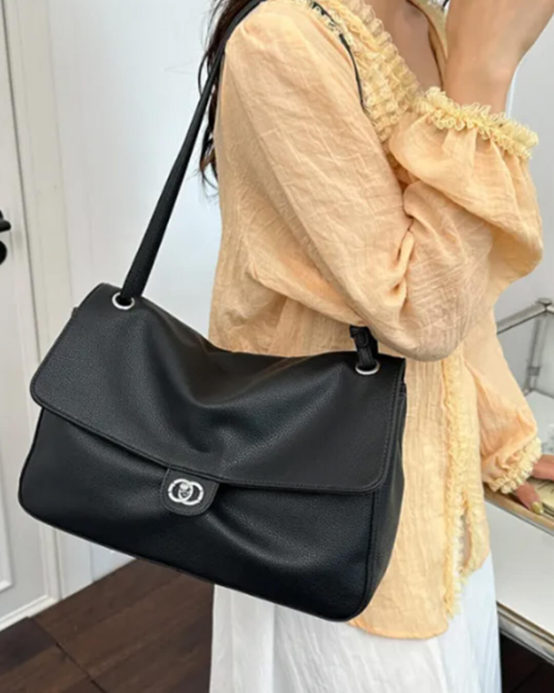 Bolso bandolera Emma con solapa y hebilla