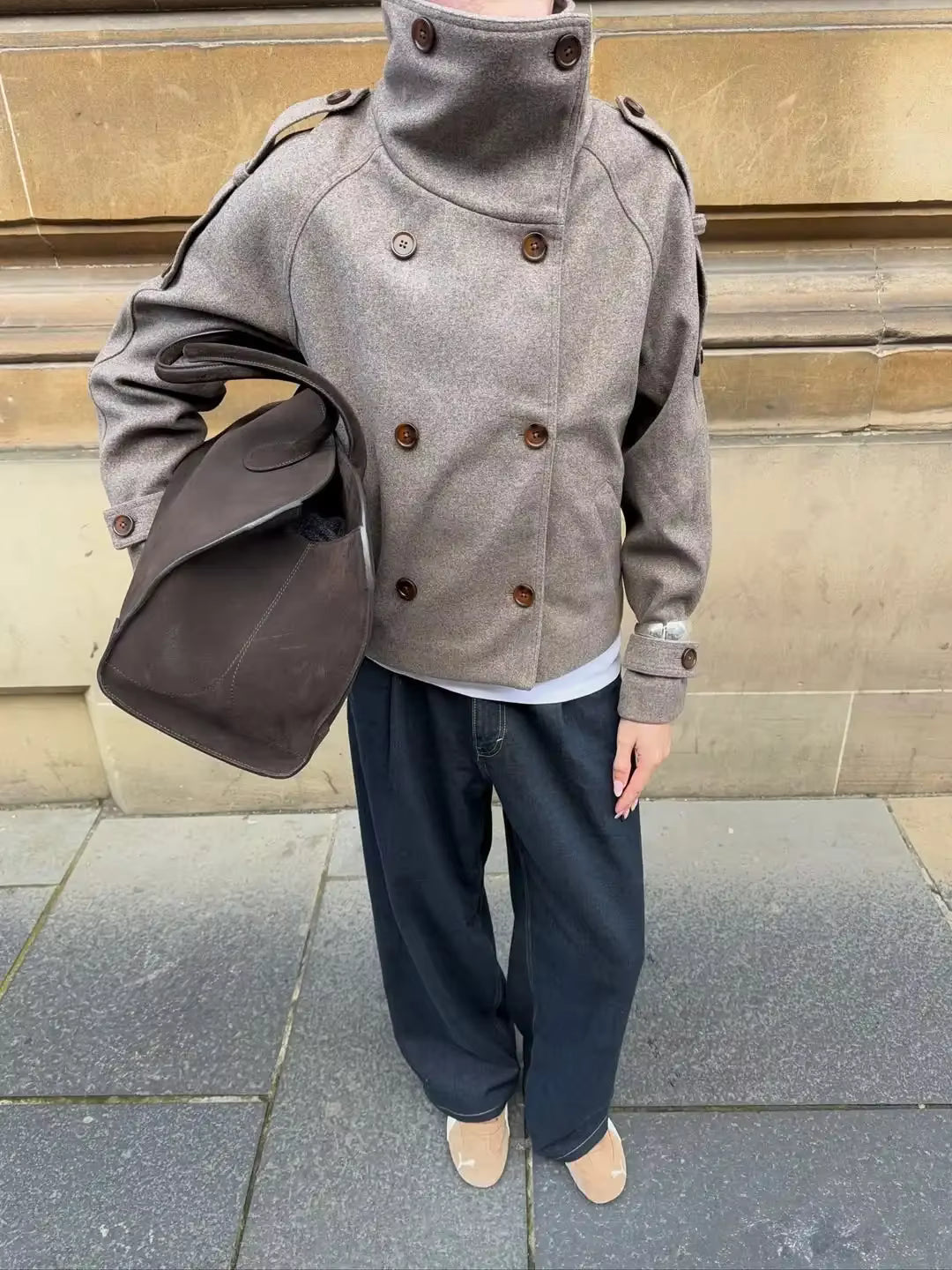 Abrigo Kelly de corte oversize con cuello alto