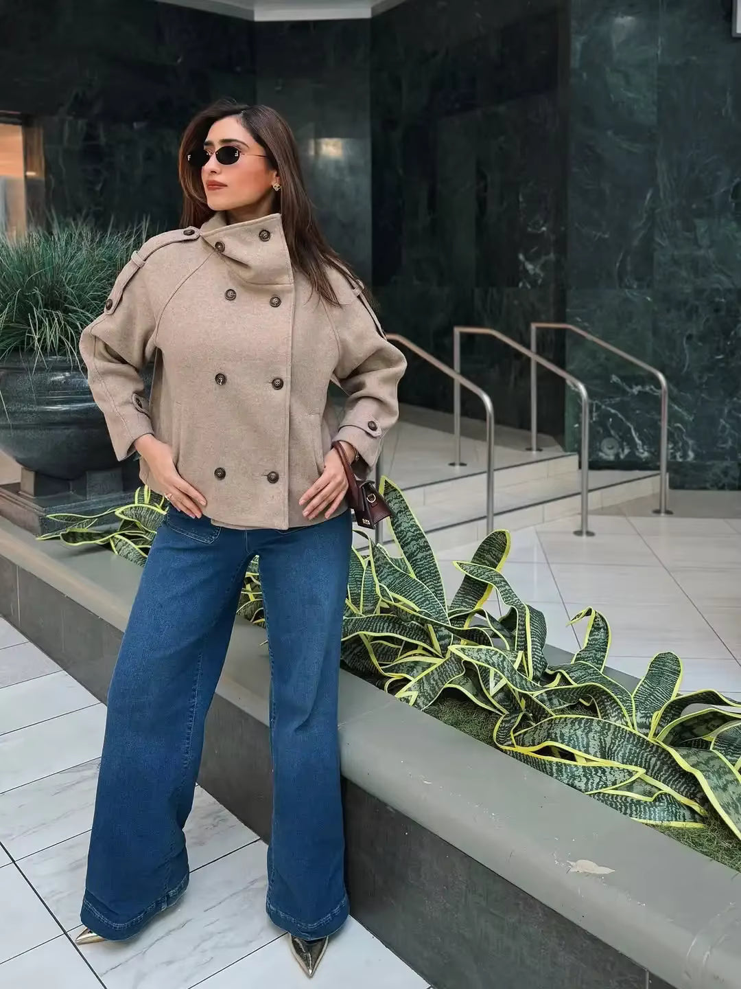 Abrigo Kelly de corte oversize con cuello alto