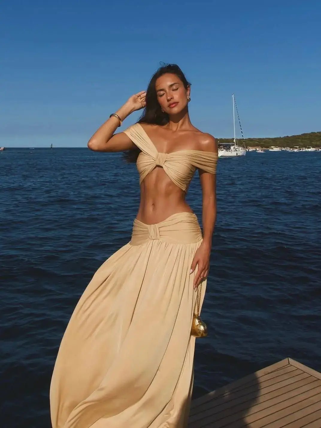 Hilde top corto con nudo off-shoulder set