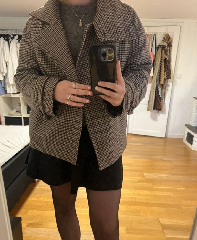 Chaqueta Emilia de pata de gallo con botones y cuello alto