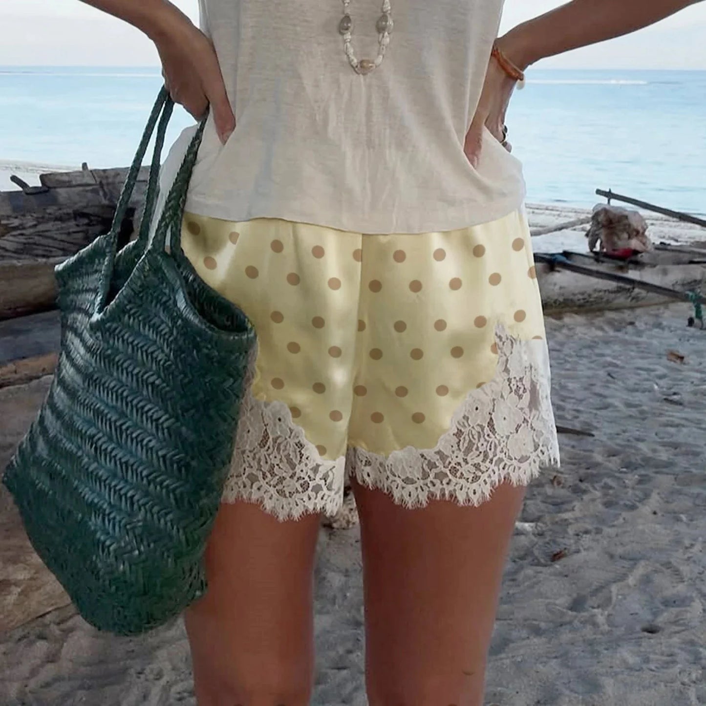 Natasha shorts de lunares con volante de encaje