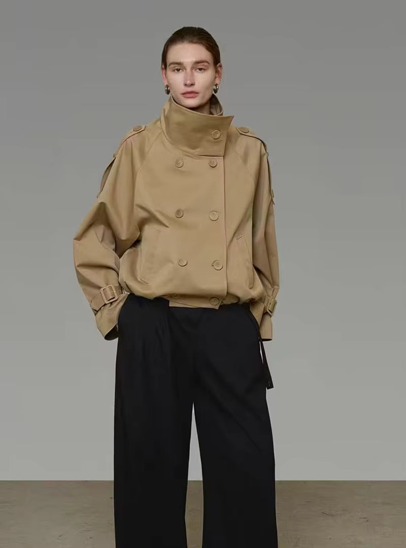 Chaqueta corta tipo trench Natalie con cuello alto