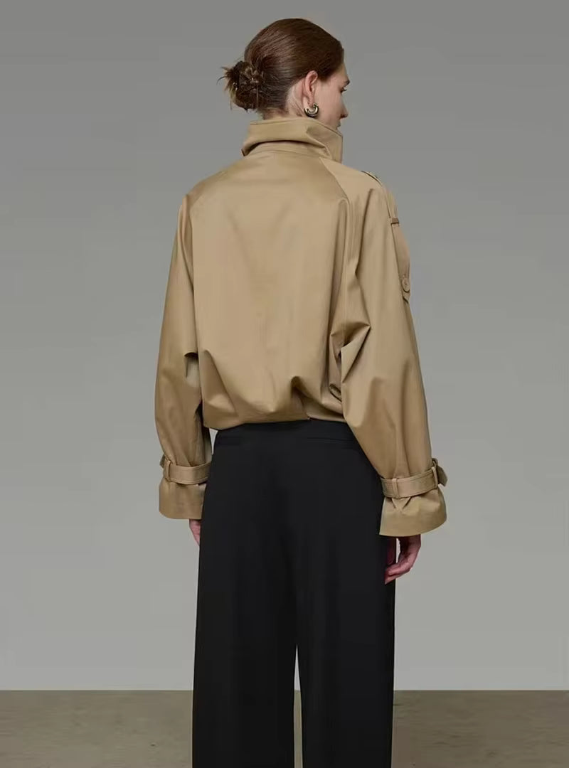 Chaqueta corta tipo trench Natalie con cuello alto