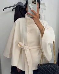Chaqueta tipo capa Arianne con cuello alto y cinturón
