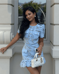 Vestido mini de encaje floral en azul celeste