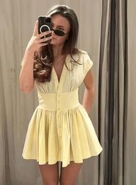 Minivestido plisado con botones Brynn