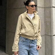 Chaqueta Carla con Cremallera y Cuello Alto