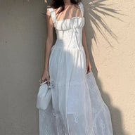 Vestido maxi Carly con volantes y capas