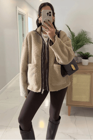 Chaqueta Clara de pelo sintético con cuello alto