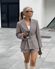 Traje Dalia de shorts con cinturón y pata de gallo