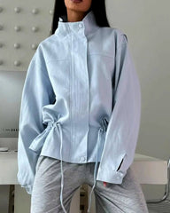 Chaqueta Ellen con cuello alto y cordón ajustable