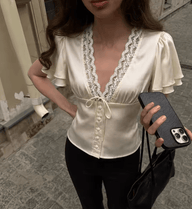 Blusa Greta de satén con botones